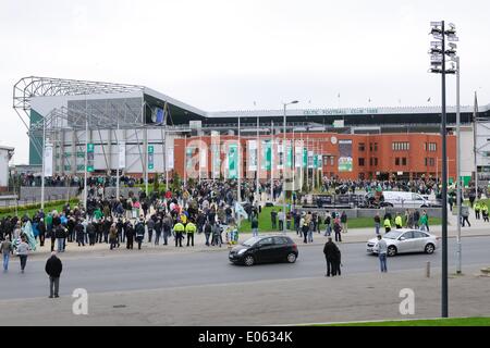 Glasgow, Regno Unito. Il 3 maggio, 2014. Appassionati di musica celtica sul modo celtico. Appassionati di musica celtica di provare il nuovo marciapiede fino allo stadio che è stato aperto ufficialmente oggi dal passato Celtic capitano Billy McNeil. Foto Stock