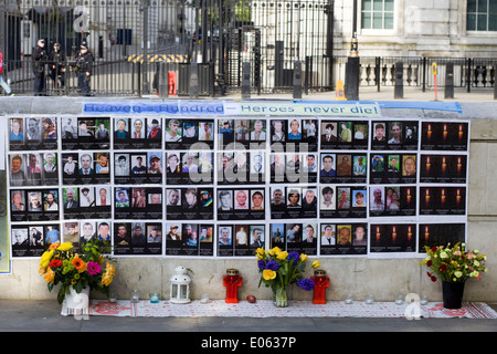 Protesta al di fuori di Downing Street per il governo a prendere provvedimenti contro il Presidente Puttin invasione dell'Ucraina Foto Stock