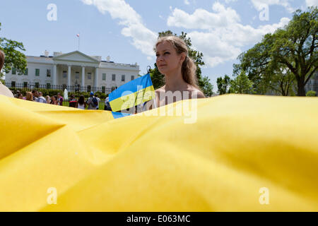 Washington DC, Stati Uniti d'America. 03 Maggio, 2014. Centinaia di sostenitori dell'Ucraina si raccolgono davanti alla Casa Bianca, esortando Obama a prendere provvedimenti più energici contro Putin. Credito: B Christopher/Alamy Live News Foto Stock
