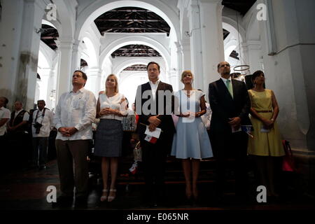 Panama City, Panama. Il 3 maggio, 2014. I candidati presidenziali Juan Carlos Navarro (L), Juan Carlos Varela (3 L) e José Domingo Arias (2 R) assistere ad una santa messa presso la Cattedrale metropolitana della città di Panama, capitale di Panama, il 3 maggio 2014. Panamensi andranno alle urne domenica per eleggere un nuovo presidente, vice-presidente e i legislatori. © Mauricio Valenzuela/Xinhua/Alamy Live News Foto Stock