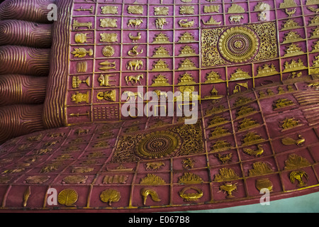 Piedi del Buddha reclinato in Chauk Htat Gyi Pagoda Yangon, Myanmar Foto Stock