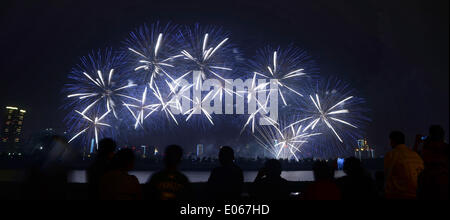 Changsha, provincia cinese di Hunan. Il 3 maggio, 2014. Fuochi d'artificio sono visto oltre il Fiume Xiangjiang in Changsha, capitale della centrale provincia cinese di Hunan, 3 maggio 2014. Fuochi d'artificio sono esplose in Changsha di Sabato da Maggio a Ottobre. © lunga Hongtao/Xinhua/Alamy Live News Foto Stock