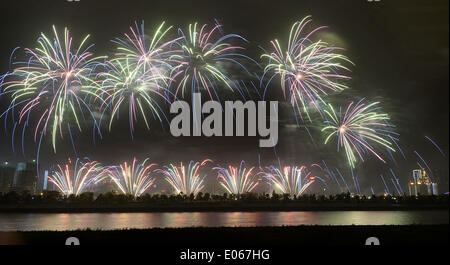 Changsha, provincia cinese di Hunan. Il 3 maggio, 2014. Fuochi d'artificio sono visto oltre il Fiume Xiangjiang in Changsha, capitale della centrale provincia cinese di Hunan, 3 maggio 2014. Fuochi d'artificio sono esplose in Changsha di Sabato da Maggio a Ottobre. © lunga Hongtao/Xinhua/Alamy Live News Foto Stock