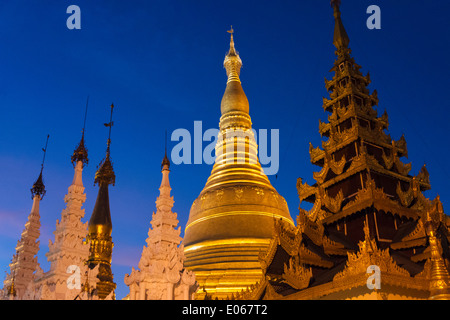Vista notturna di Shwedagon pagoda Yangon, Myanmar Foto Stock