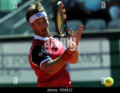 Lisbona, Portogallo. Il 3 maggio, 2014. Daniel Gimeno-Traver di Spagna restituisce la sfera durante gli uomini singoli semifinale partita contro Carlos Berlocq di Argentina al 2014 Portogallo Open di tennis a Lisbona, Portogallo, 3 maggio 2014. Daniel Gimeno-Traver perso 0-2. Credito: Zhang Liyun/Xinhua/Alamy Live News Foto Stock