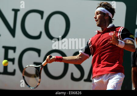 Lisbona, Portogallo. Il 3 maggio, 2014. Daniel Gimeno-Traver di Spagna restituisce la sfera durante gli uomini singoli semifinale partita contro Carlos Berlocq di Argentina al 2014 Portogallo Open di tennis a Lisbona, Portogallo, 3 maggio 2014. Daniel Gimeno-Traver perso 0-2. Credito: Zhang Liyun/Xinhua/Alamy Live News Foto Stock