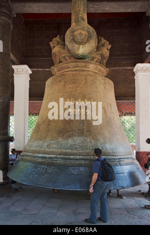 Guardare turistica campana Mingun, Mingun, Myanmar Foto Stock