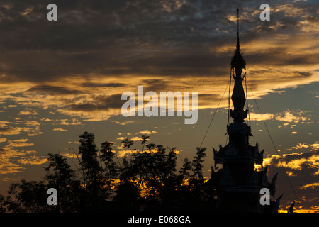 Sutaungpyei Pagoda in Mandalay Hill al tramonto, Mandalay Myanmar Foto Stock