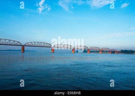 Colonial Ava ponte che attraversa il fiume Ayarwaddy, Mandalay Myanmar Foto Stock