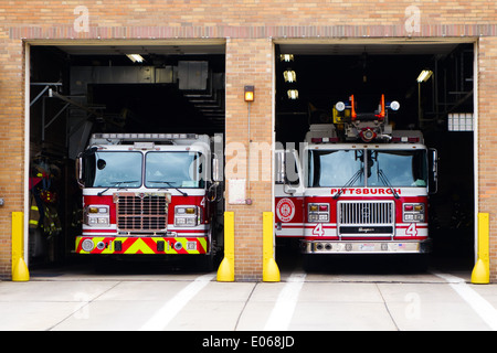 Due motori Fire sedersi all'interno del garage presso la stazione dei vigili del fuoco su Forbes Avenue, Uptown di Pittsburgh, PA Foto Stock