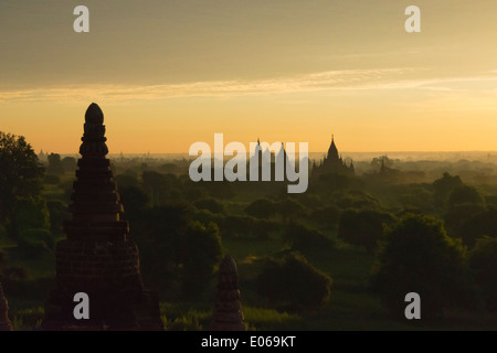 Antichi templi e pagode nella giungla di sunrise, Bagan, Myanmar Foto Stock