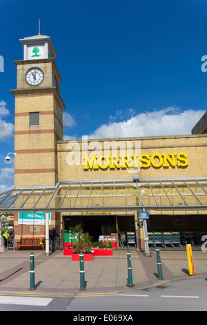 Ingresso al Morrison's supermercato nel Parco Morton Darlington con un clock tower come una chiesa Foto Stock