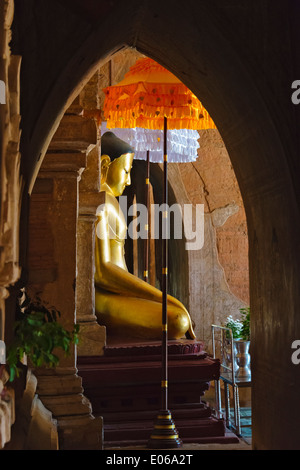 Statua buddista all'interno di una pagoda, Bagan, Myanmar Foto Stock