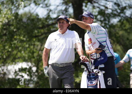 Charlotte, North Carolina, Stati Uniti d'America. Il 3 maggio, 2014. PHIL MICKELSON discute yardage con il suo caddie su xvi sabato nel terzo round del Wells Fargo Championship presso la Cava di quaglia Country Club. Credito: Matt Roberts/ZUMA filo/ZUMAPRESS.com/Alamy Live News Foto Stock