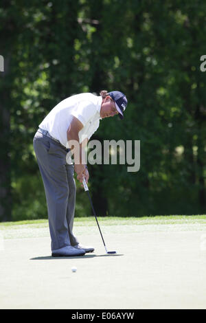 Charlotte, North Carolina, Stati Uniti d'America. Il 3 maggio, 2014. PHIL MICKELSON putts sul dodicesimo foro sabato nel terzo round del Wells Fargo Championship presso la Cava di quaglia Country Club. Credito: Matt Roberts/ZUMA filo/ZUMAPRESS.com/Alamy Live News Foto Stock
