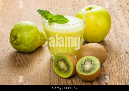Frullato fresco realizzato da kiwi, mele e pere Foto Stock