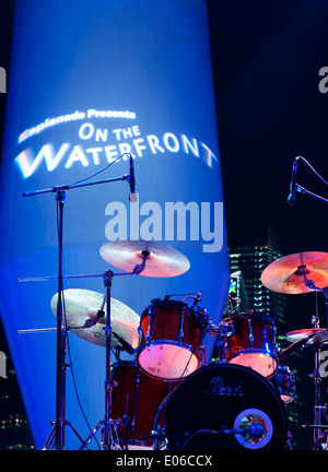 Drum set sul palco dell'Esplanade teatro all aperto, Teatri Esplanade sulla Baia di Marina Bay, Singapore Foto Stock