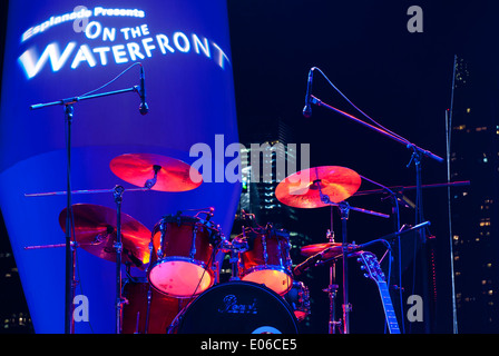 Drum set sul palco dell'Esplanade teatro all aperto, Teatri Esplanade sulla Baia di Marina Bay, Singapore Foto Stock