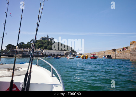 Entrando in St Michael's Mount porto in una barca da pesca, Cornwall, Regno Unito Foto Stock