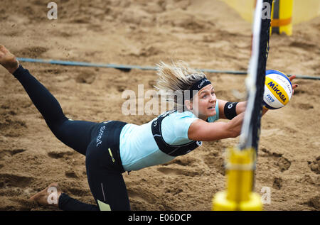 Shanghai, Cina. Il 4 maggio, 2014. La Germania Laura Ludwig salva la sfera contro la Cina durante la finale donne a 2014 FIVB Beach Volleyball World Tour Shanghai PPTV Grand Slam a Shanghai in Cina orientale, 4 maggio 2014. La Germania ha vinto 2-1. Credito: Jiang Kehong/Xinhua/Alamy Live News Foto Stock