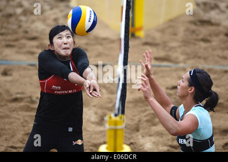 Shanghai, Cina. Il 4 maggio, 2014. Della Cina di Yue Yuan (L) compete durante la finale donne a 2014 FIVB Beach Volleyball World Tour Shanghai PPTV Grand Slam a Shanghai in Cina orientale, 4 maggio 2014. La Cina ha perso 1-2. Credito: Jiang Kehong/Xinhua/Alamy Live News Foto Stock