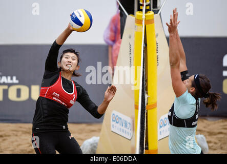 Shanghai, Cina. Il 4 maggio, 2014. Della Cina di Yue Yuan (L) i picchi la sfera durante la finale donne a 2014 FIVB Beach Volleyball World Tour Shanghai PPTV Grand Slam a Shanghai in Cina orientale, 4 maggio 2014. La Germania ha vinto 2-1. Credito: Jiang Kehong/Xinhua/Alamy Live News Foto Stock