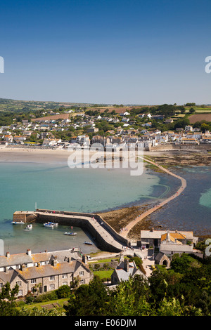 Guardando indietro attraverso il porto e la Causeway verso Marazion dal castello di St Michael's Mount, Cornwall, Regno Unito Foto Stock