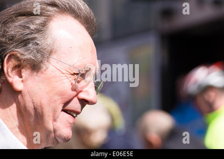 Bristol, Regno Unito. 04 Maggio, 2014. Bristol sindaco George Ferguson visiti l'acqua scivolo installato dall artista Luke Jerram su Park Street nel centro di Bristol Inghilterra UK Credit: Signor Standfast/Alamy Live News Foto Stock