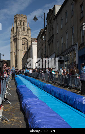 Bristol, Regno Unito. 04 Maggio, 2014. Il 90m scivolo è stato costruito da Cameron Balloons Credito: Rob Hawkins/Alamy Live News Foto Stock