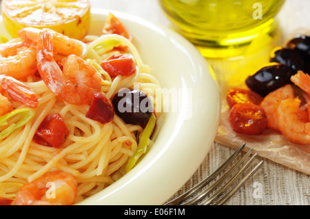 Spaghetti di mare piatto di pasta con gamberi pomodorini e olive Foto Stock