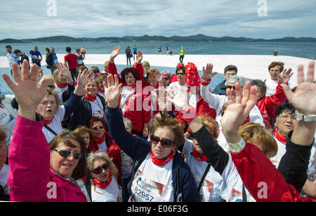 (140504) -- Zara, 4 maggio 2014 (Xinhua) - Un gruppo di anziani corridori posano per una foto durante le ali per la vita mondo Eseguire corsa in Zadar, Croazia, 4 maggio 2014. Quasi 2500 i partecipanti hanno preso parte alla manifestazione mondiale tenutasi in Croazia costiera della città di Zara. Corridori provenienti da 164 nazioni, partecipano in 34 sedi in 32 paesi attraverso 13 fusi orari avviato allo stesso tempo per raccogliere fondi e attenzione per lesioni del midollo spinale. (Xinhua/Miso Lisanin) Foto Stock