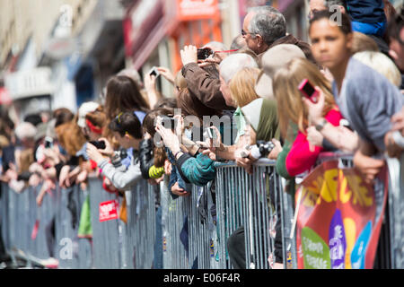 Bristol, Regno Unito. 04 Maggio, 2014. Velocità di persone giù a 90m di scivolo eretto su Park Street a Bristol. Artista Luke Jerram ha organizzato la manifestazione dove 300 persone si precipitano i fogli di plastica imbevuto di un po' di detersivo liquido e confina con 400 balle di fieno. 4 maggio 2014 Credit: Adam Gasson/Alamy Live News Foto Stock