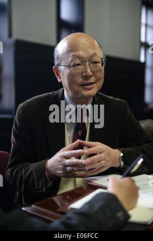 (140504) -- HARBIN, 4 maggio 2014 (Xinhua) -- Takeshi Yoshinaka, un membro di una giapponese delegazione medica, è intervistato da Xinhua durante una visita all'unità sito 731 a Harbin, capitale del nord-est della Cina di Provincia di Heilongjiang, 4 maggio 2014. Un giapponese delegazione medica ha visitato il sito del Gruppo 731, un Giapponese biologico e la guerra chimica truppa di ricerca durante la II Guerra Mondiale, domenica di Harbin. La visita è stata destinata ad indagare sul giapponese medical crimini di guerra durante la seconda guerra mondiale. Takeshi Yoshinaka, direttore del Kyoto Min-iren Chuo Hospital e un membro della delegazione, detta unità 731 i crimini di guerra, quali Foto Stock