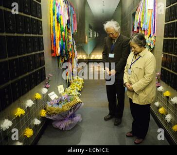 (140504) -- HARBIN, 4 maggio 2014 (Xinhua) -- i membri di un giapponese delegazione medica in lutto per l'unità 731 vittime di Harbin, capitale del nord-est della Cina di Provincia di Heilongjiang, 4 maggio 2014. Un giapponese delegazione medica ha visitato il sito del Gruppo 731, un Giapponese biologico e la guerra chimica truppa di ricerca durante la II Guerra Mondiale, domenica di Harbin. La visita è stata destinata ad indagare sul giapponese medical crimini di guerra durante la seconda guerra mondiale. Takeshi Yoshinaka, direttore del Kyoto Min-iren Chuo Hospital e un membro della delegazione, detta unità 731 crimini di guerra come il germe warfare dovrebbe essere ammessa dal Giappone del medical Foto Stock