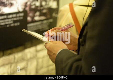 (140504) -- HARBIN, 4 maggio 2014 (Xinhua) -- un membro di un giapponese delegazione medica prende appunti come egli visiti una unità 731 museum di Harbin, capitale del nord-est della Cina di Provincia di Heilongjiang, 4 maggio 2014. Un giapponese delegazione medica ha visitato il sito del Gruppo 731, un Giapponese biologico e la guerra chimica truppa di ricerca durante la II Guerra Mondiale, domenica di Harbin. La visita è stata destinata ad indagare sul giapponese medical crimini di guerra durante la seconda guerra mondiale. Takeshi Yoshinaka, direttore del Kyoto Min-iren Chuo Hospital e un membro della delegazione, detta unità 731 crimini di guerra come il germe warfare dovrebbe essere ammesso da Foto Stock