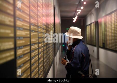 (140504) -- HARBIN, 4 maggio 2014 (Xinhua) -- un membro di un medico giapponese visite delle delegazioni una unità 731 museum di Harbin, capitale del nord-est della Cina di Provincia di Heilongjiang, 4 maggio 2014. Un giapponese delegazione medica ha visitato il sito del Gruppo 731, un Giapponese biologico e la guerra chimica truppa di ricerca durante la II Guerra Mondiale, domenica di Harbin. La visita è stata destinata ad indagare sul giapponese medical crimini di guerra durante la seconda guerra mondiale. Takeshi Yoshinaka, direttore del Kyoto Min-iren Chuo Hospital e un membro della delegazione, detta unità 731 crimini di guerra come il germe warfare dovrebbe essere ammessa dal Giappone del medical c Foto Stock