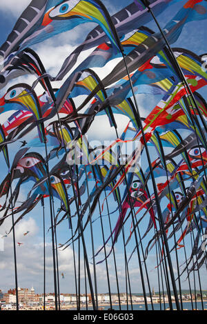 Weymouth, Dorset UK domenica 4th maggio. Weymouth Kite Festival. Aquiloni di uccelli su pali che flapping nella brezza. Credit: Carolyn Jenkins/Alamy Live News Foto Stock