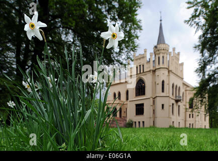 Il vecchio castello Evenburg ri-apre ai visitatori in Leer, Germania, 04 maggio 2014. Il palazzo costruito nel 1642 in stile classico con caratteristiche olandese ha riaperto al pubblico dopo anni di lavori di restauro. Foto: INGO WAGNER/dpa Foto Stock