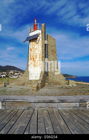 Faro alimentato da pannelli solari sul cappuccio Cerbere alla frontiera tra la Spagna e la Francia, Mediterranea Foto Stock