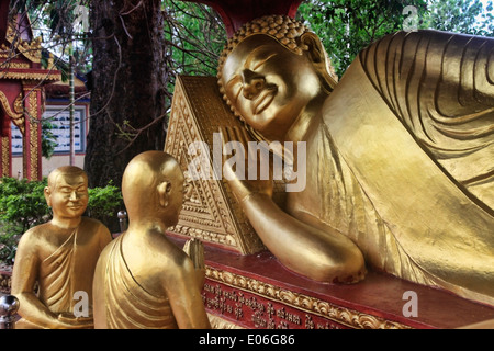 Buddha reclinato nel tempio Wat Krom. Sihanoukville. Cambogia Foto Stock