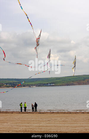 Weymouth, Regno Unito. 04 Maggio, 2014. I visitatori si radunano per guardare la varietà di coloratissimi aquiloni danza alla musica in cielo a Weymouth Kite Festival Credito: Carolyn Jenkins/Alamy Live News Foto Stock