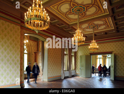 Leer, Germania. 04 Maggio, 2014. Visitatori Evenburg tour castello di Leer, Germania, 04 maggio 2014. Il palazzo costruito nel 1642 in stile classico con caratteristiche olandese ha riaperto al pubblico dopo anni di lavori di restauro. Foto: INGO WAGNER/dpa/Alamy Live News Foto Stock