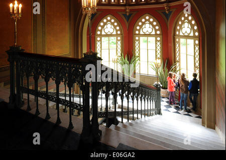 Leer, Germania. 04 Maggio, 2014. Visitatori Evenburg tour castello di Leer, Germania, 04 maggio 2014. Il palazzo costruito nel 1642 in stile classico con caratteristiche olandese ha riaperto al pubblico dopo anni di lavori di restauro. Foto: INGO WAGNER/dpa/Alamy Live News Foto Stock