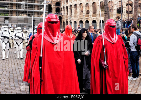 Roma, Italia 4 maggio 2014 fan di Star Wars celebrare il 4 maggio (maggio la forza) davanti al Colosseo Credito: Fabrizio Troiani/Alamy Live News Foto Stock