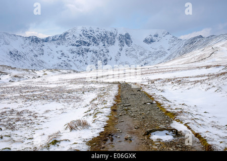 Il sentiero rosso Tarn e Helvellyn con Swirral e bordo di estensione nelle montagne del Parco Nazionale del Distretto dei Laghi Cumbria Inghilterra England Regno Unito Foto Stock