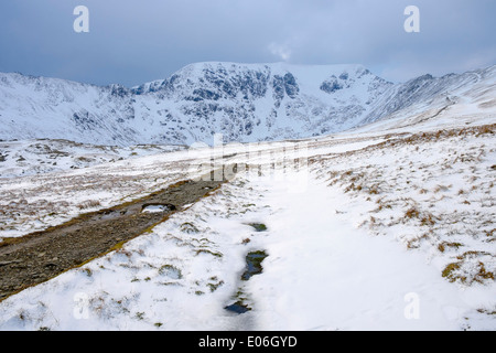 Il sentiero rosso Tarn e Helvellyn con Swirral e bordo di estensione nelle montagne del Parco Nazionale del Distretto dei Laghi Cumbria Inghilterra England Regno Unito Foto Stock