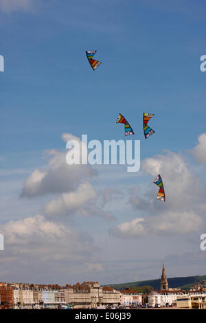 Weymouth, Regno Unito. 04 Maggio, 2014. I visitatori si radunano per guardare la varietà di coloratissimi aquiloni danza alla musica in cielo a Weymouth Kite Festival Credito: Carolyn Jenkins/Alamy Live News Foto Stock