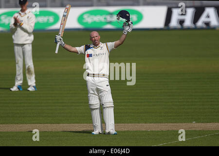 Cheester Le Street, UK. Il 4 maggio, 2014. Yorkshire è Adam Lyth riconosce gli applausi dopo il raggiungimento di un secolo il giorno uno della contea di LV Divisione del Campionato un gioco tra Durham CCC & Yorkshire CCC a Emirates Durham ICG in Chester Le Street domenica 4 maggio 2014 (Foto: Mark Fletcher| Alamy Live News) Foto Stock