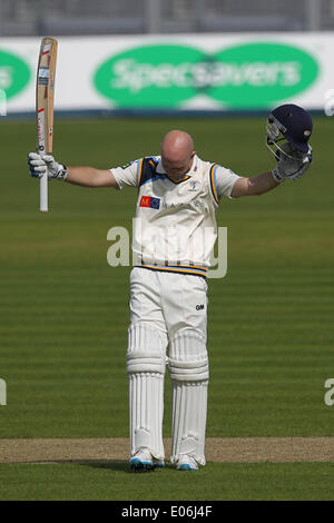 Cheester Le Street, UK. Il 4 maggio, 2014. Yorkshire è Adam Lyth riconosce gli applausi dopo il raggiungimento di un secolo il giorno uno della contea di LV Divisione del Campionato un gioco tra Durham CCC & Yorkshire CCC a Emirates Durham ICG in Chester Le Street domenica 4 maggio 2014 (Foto: Mark Fletcher| Alamy Live News) Foto Stock