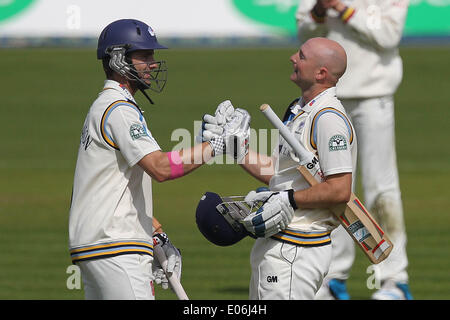 Cheester Le Street, UK. Il 4 maggio, 2014. La Yorkshire Kane Williamson congratualets compagno di squadra Adam Lyth dopo che ha raggiunto il suo secolo il giorno uno della contea di LV Divisione del Campionato un gioco tra Durham CCC & Yorkshire CCC a Emirates Durham ICG in Chester Le Street domenica 4 maggio 2014 (Foto: Mark Fletcher| Alamy Live News) Foto Stock